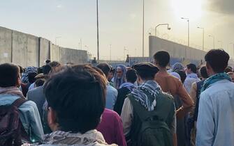 Folla di cittadini afghani davanti all'aeroporto di Kabul