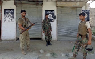 Soldati afghani con alcuni stemmi dell'Isis durante un'operazione