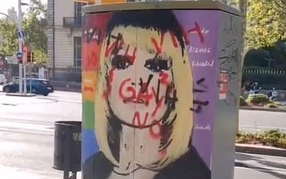 Insulti omofobi sul murale dedicato a Raffaella Carrà a Barcellona 