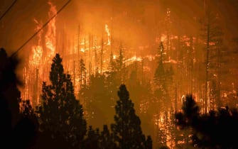 epa09437944 The Caldor Fire approaches a community of homes in Meyers, California, USA, 30 August 2021. The fire, which has so far burned more than 177,000 acres, caused authorities to issue an evacuation order for residents of the city of South Lake Tahoe.  EPA/CHRISTIAN MONTERROSA