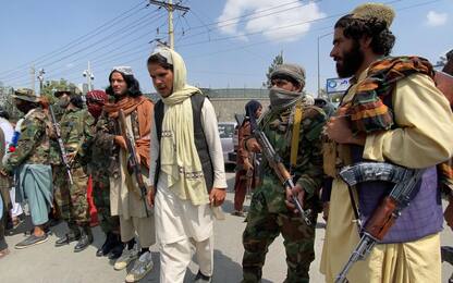 Talebani: "No donne al governo". Draghi sente Onu su rifugiati afghani