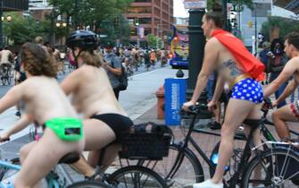 SPL5249716_166 2021 Naked bike in downtown Philadelphia.
Pictured: GV,General View
Ref: SPL5249716 280821 NON-EXCLUSIVE
Picture by: William T Wade Jr / SplashNews.com
Splash News and Pictures
USA: +1 310-525-5808
London: +44 (0)20 8126 1009
Berlin: +49 175 3764 166
photodesk@splashnews.com
World Rights,