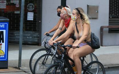 Usa, a Philadelphia la Naked Bike Ride: tutti nudi con la mascherina