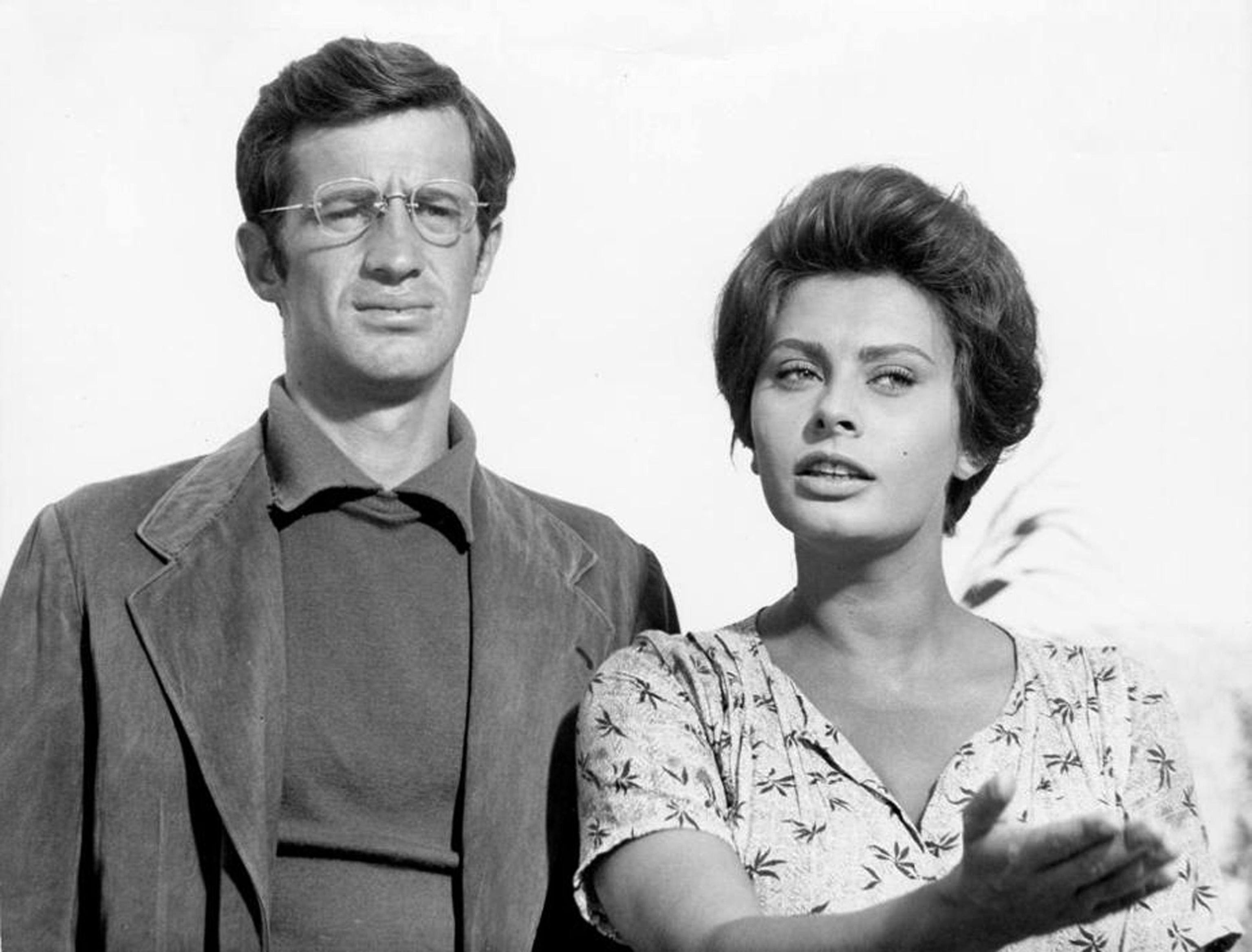 Jean-Paul Belmondo (R)  con Sophia Loren sul set del film "La Ciociara " del 1961.ANSA/GUILLAUME HORCAJUELO