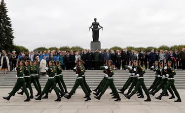 epa09454747 Russian honor guard march during a wreaths laying ceremony at the Piskarevskoye Memorial Cemetery in St.Petersburg, Russia, 08 September 2021, marking the 80th anniversary of the beginning of Nazi blockade of Leningrad (Soviet-era name of St.Petersburg) in the WWII. Up to 700,000 civilians are believed to have died from hunger, frost, shelling and air bombardment during the siege that lasted some 900 days.  EPA/ANATOLY MALTSEV