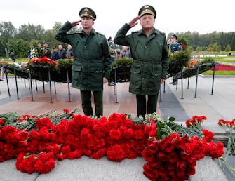 epa09454752 Russian military officers take part in a wreaths laying ceremony at the Piskarevskoye Memorial Cemetery in St.Petersburg, Russia, 08 September 2021, marking the 80th anniversary of the beginning of Nazi blockade of Leningrad (Soviet-era name of St.Petersburg) in the WWII. Up to 700,000 civilians are believed to have died from hunger, frost, shelling and air bombardment during the siege that lasted some 900 days.  EPA/ANATOLY MALTSEV