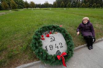 epa09454749 Galina Bazhova, 90, reacts near the mass grave where her relatives are buried in 1942 after a wreaths laying ceremony at the Piskarevskoye Memorial Cemetery in St.Petersburg, Russia, 08 September 2021, marking the 80th anniversary of the beginning of Nazi blockade of Leningrad (Soviet-era name of St.Petersburg) in the WWII. Up to 700,000 civilians are believed to have died from hunger, frost, shelling and air bombardment during the siege that lasted some 900 days.  EPA/ANATOLY MALTSEV