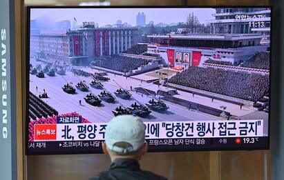 Corea del Nord, parata militare per celebrare i 73 anni da fondazione
