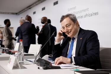 epa09208737 Italy's Prime Minister Mario Draghi speaks on the phone before the opening session of the Summit on the Financing of African Economies in Paris, France, 18 May 2021.  EPA/LUDOVIC MARIN / POOL  MAXPPP OUT