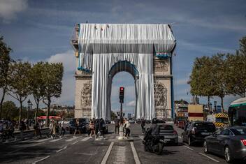 Parigi, l’Arco di Trionfo “impacchettato”: omaggio all’artista Christo