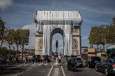 Parigi, l’Arco di Trionfo “impacchettato”: omaggio all’artista Christo