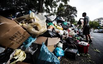Manifestazione spontanea di protesta dei residenti del Quadraro contro la spazzatura nei cassonetti dell'immondizia pieni nelle strade, Roma, 13 luglio 2021. ANSA/ANGELO CARCONI