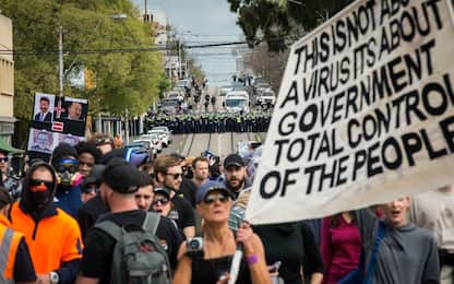Covid, proteste in Australia contro lockdown: scontri a Melbourne