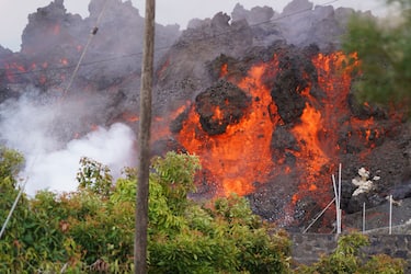 Mount Cumbre Vieja eruption in the Canary Islands, La Palma, on September 20, 2021.  - The eruption is the first volcanic eruption in 50 years, forcing the evacuation of 5,500 people and destroying more than 100 houses. (Photo by AcfiPress/NurPhoto via Getty Images)