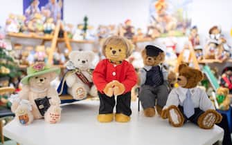 PRODUCTION - 16 September 2021, Bavaria, Coburg: In the sample room of the Hermann Teddy Factory there is a Merkel Teddy (M) surrounded by Queen Elizabeth II (l), King Ludwig II (2nd from left), Helmut Schmidt (2nd from right) and President Barack Obama Teddies. The Hermann teddy factory in Coburg has stuffed bears in its assortment that are reminiscent of King Ludwig, Barack Obama or the Queen of the United Kingdom - now Angela Merkel has also been added. With its wig, clothes, "Germany chain" and "Merkel rhombus", the teddy bear is reminiscent of the German Chancellor. Photo: Nicolas Armer/dpa (Photo by Nicolas Armer/picture alliance via Getty Images)