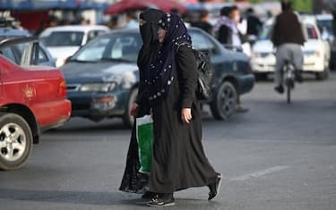 Burqa clad Afghan women cross a street in Kabul on August 31, 2021. (Photo by Aamir QURESHI / AFP) (Photo by AAMIR QURESHI/AFP via Getty Images)