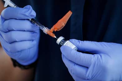 Vaccino Covid, via libera alla somministrazione con l'antinfluenzale