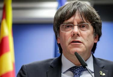 epa08082247 Former Catalan leader Carles Puigdemont  gives a press conference after the decision  of the European Court of Justice in Brussels, Belgium, 19 December 2019. The European Court of Justice has ruled on 19 December that Catalan separatist leader Oriol Junqueras has an MEP immunity when he was jailed by the Spanish Supreme Court in October, prompting calls for his immediate release.  EPA/STEPHANIE LECOCQ