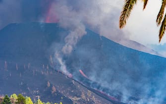 epa09486095 A view of a new eruptive mouth on the Cumbre Vieja volcano in El Paso, La Palma, Canary Islands, Spain, 24 September 2021. People from Tajuya, Tacande de Arriba and Tacande de Abajo in La Palma have been evacuated due to the new activity of the volcano. The new volcano began to erupt in Rajada Mountain in the municipality of El Paso on 19 September. The area had registered hundreds of small earthquakes along the week as magma pressed the subsoil on its way out, urging the regional authorities to evacuate locals before the eruption took place.  EPA/Miguel Calero