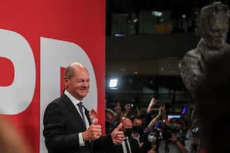 epa09490151 German Finance Minister and SPD candidate for chancellor Olaf Scholz arrives on stage during the Social Democratic Party (SPD) election event in Berlin, Germany, 26 September 2021. About 60 million Germans were eligible to vote in the elections for a new federal parliament, the 20th Bundestag.  EPA/FOCKE STRANGMANN