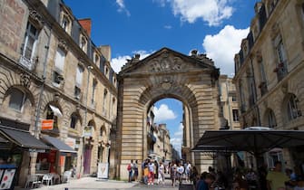 Bordeaux (south-western France): ' rue de la Porte Dijeaux ' street and city gate ' Porte Dijeaux ' in downtown Bordeaux. (Photo by: Andia/Universal Images Group via Getty Images)