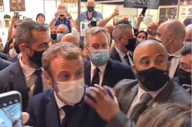Francia, Macron colpito da un uovo durante una visita a Lione. VIDEO