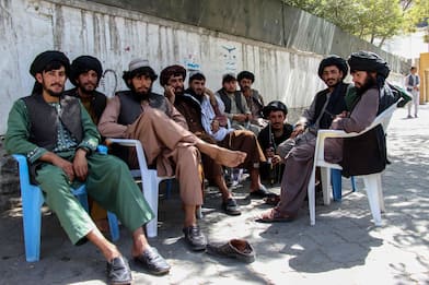 Afghanistan, regime talebani colpisce anche barbieri e giudici donna