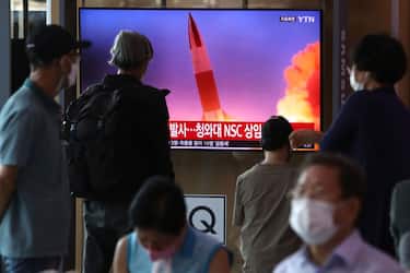 SEOUL, SOUTH KOREA - SEPTEMBER 15: People watch a TV at the Seoul Railway Station showing a file image of a North Korean missile launch, on September 15, 2021 in Seoul, South Korea. The unidentified type of missiles were fired from central inland areas of the North on Wednesday afternoon, and the South Korean and the U.S. intelligence authorities are analyzing details for additional information, the JCS said in a release. (Photo by Chung Sung-Jun/Getty Images)