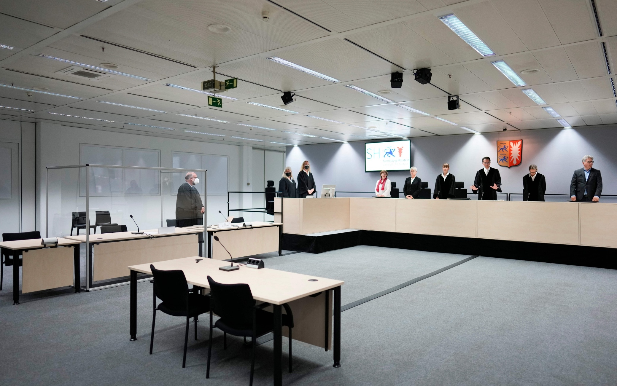 Il presidente giudice Dominik Gross e gli altri giudici al processo contro la 96enne nazista, a Itzehoe, il 30 settembre 2021. La donna non si è presentata Il presidente giudice Dominik Gross e gli altri giudici al processo contro la 96enne nazista, a Itzehoe, il 30 settembre 2021
