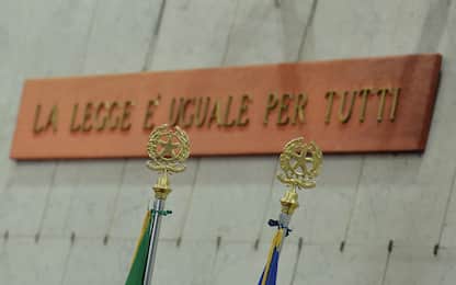 Lucca, licenziata per foto osè: condannate colleghe che le scattarono
