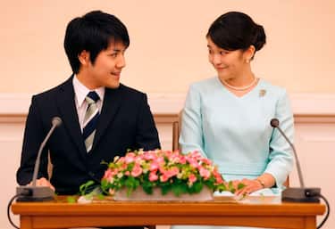 Princess Mako (R), the eldest daughter of Prince Akishino and Princess Kiko, and her fiancee Kei Komuro (L), smile during a press conference to announce their engagement at the Akasaka East Residence in Tokyo on September 3, 2017.
Emperor Akihito's eldest granddaughter Princess Mako and her fiancÃ© -- a commoner -- announced their engagement on September 3, which will cost the princess her royal status in a move that highlights the male-dominated nature of Japan's monarchy.
 / AFP PHOTO / POOL / Shizuo Kambayashi        (Photo credit should read SHIZUO KAMBAYASHI/AFP via Getty Images)