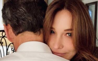 Francia, Sarkozy condannato: Carla Bruni posta foto abbracciati