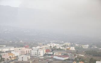 LA PALMA, SPAIN - OCTOBER 02: Fog covers the city as Cumbre Vieja volcano continues to spew lava, on the Canary island of La Palma in El Paso on October 02, 2021. Detecting the increase in air pollution from the gases coming out of the volcano and the change in the wind, the authorities decided to quarantine in some settlements in the region. (Photo by Senhan Bolelli/Anadolu Agency via Getty Images)