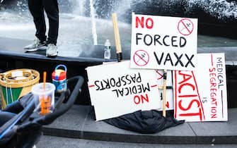 Striscioni esposti durante manifestazione no vax negli Usa