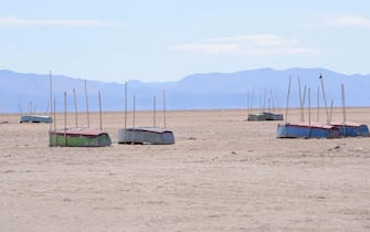 epa05069528 A handout photograph made available by the newspaper La Patria (Diario La Patria) on 15 December 2015 shows a general view of a sector of Lake Poopo, which is now almost totally dry, in Oruro, Bolivia, 11 December 2015. The second largest lake in Bolivia, the Poopo, is in the process of desertification in the Andean region of the country, due to climate change, El Nino and La Nina as well as mining pollution.  EPA/DIARIO LA PATRIA BOLIVIA OUT HANDOUT EDITORIAL USE ONLY/NO SALES