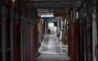 epa09434918 People wearing face masks cross an empty street in Melbourne, Australia, 29 August 2021. The state of Victoria has recorded 92 new cases of locally acquired Covid-19 in the past 24 hours.  EPA/JAMES ROSS AUSTRALIA AND NEW ZEALAND OUT