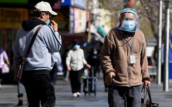 epa09454440 Members of the public wear face masks as they go about their daily lives in Bankstown, Sydney, New South Wales, Australia, 08 September 2021.  EPA/BIANCA DE MARCHI AUSTRALIA AND NEW ZEALAND OUT