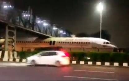 India, aereo si incastra sotto un ponte dell'autostrada