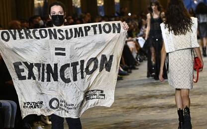 Parigi, attivisti clima irrompono alla sfilata di Louis Vuitton