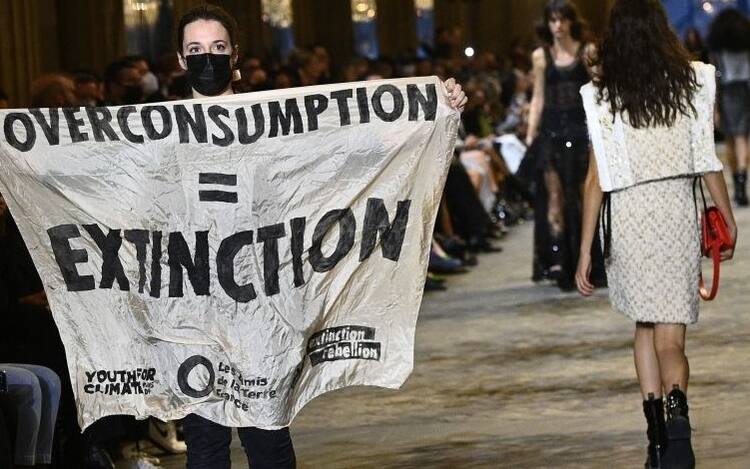 Louis Vuitton, la protesta ambientalista irrompe alla sfilata - D.it  Repubblica