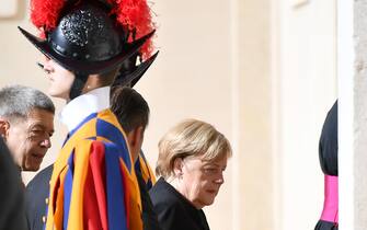 German Chancellor Angela Merkel (R) and her husband Joachim Sauer (L)  arrive for a private audience with Pope Francis, at San Damaso courtyard in Vatican City, 07 October 2021.   ANSA/ETTORE FERRARI
 