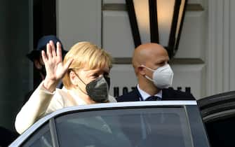Angela Merkel all'uscita dall'hotel, a Roma, nel quale ha pranzato col premier Mario Draghi