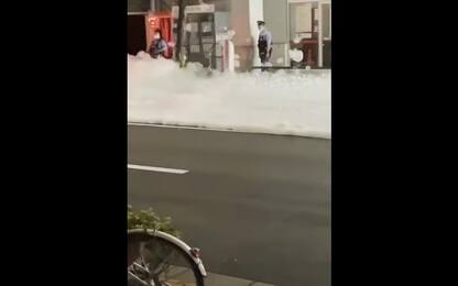Tokyo, dopo sisma strada piena di bolle di sapone. VIDEO