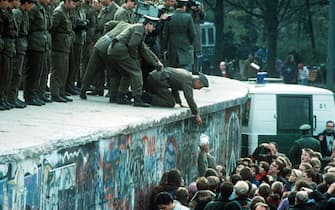 Gli ultimi momenti che precedono la caduta del 'Muro di Berlino', in una foto d'archivio del novembre 1989. Il prossimo 3 ottobre la Germania celebra il 20/mo anniversario della sua riunificazione.
  ANSA