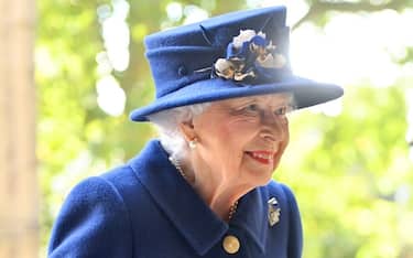 LONDON, UNITED KINGDOM - OCTOBER 12: (EMBARGOED FOR PUBLICATION IN UK NEWSPAPERS UNTIL 24 HOURS AFTER CREATE DATE AND TIME) Queen Elizabeth II seen using a walking stick as she arrives for a Service of Thanksgiving to mark the centenary of The Royal British Legion at Westminster Abbey on October 12, 2021 in London, England. (Photo by Pool/Max Mumby/Getty Images)