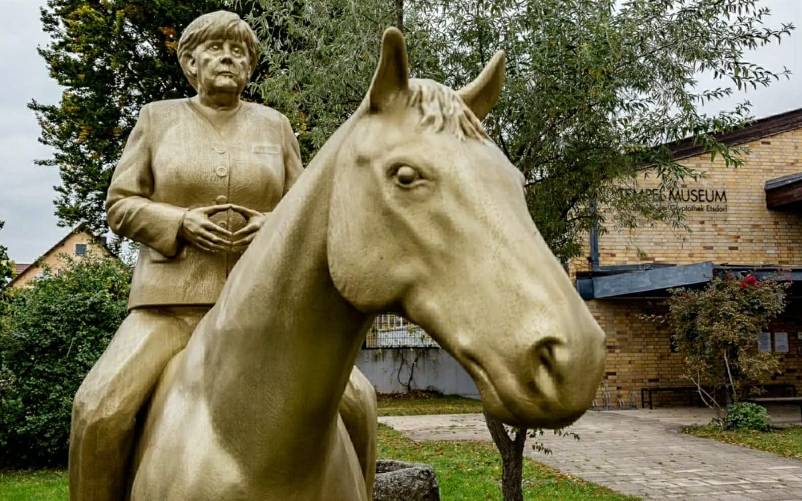La statua equestre di Angela Merkel al Tempel Museum di Etsdorf. La statua equestre di Angela Merkel