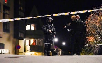 Police officers cordon off the scene where they are investigating in Kongsberg, Norway after a man armed with bow killed several people before he was arrested by police on October 13, 2021. - A man armed with a bow and arrows killed several people and wounded others in the southeastern town of Kongsberg in Norway on October 13, 2021, police said, adding they had arrested the suspect.
"We can unfortunately confirm that there are several injured and also unfortunately several killed in this episode," local police official Oyvind Aas told a news conference. "The man who committed this act has been arrested by the police and, according to our information, there is only one person involved." - Norway OUT (Photo by Håkon Mosvold Larsen / NTB / AFP) / Norway OUT (Photo by HAKON MOSVOLD LARSEN/NTB/AFP via Getty Images)