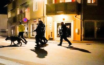 Police officers cordon off the scene where they are investigating in Kongsberg, Norway after a man armed with bow killed several people before arrested by police on October 13, 2021. - A man armed with a bow and arrows killed several people and wounded others in the southeastern town of Kongsberg in Norway on October 13, 2021, police said, adding they had arrested the suspect.
"We can unfortunately confirm that there are several injured and also unfortunately several killed in this episode," local police official Oyvind Aas told a news conference. "The man who committed this act has been arrested by the police and, according to our information, there is only one person involved." - Norway OUT (Photo by Håkon Mosvold Larsen / NTB / AFP) / Norway OUT (Photo by HAKON MOSVOLD LARSEN/NTB/AFP via Getty Images)