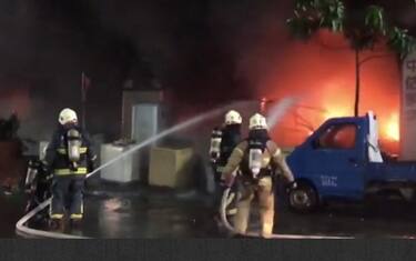 Taiwan, incendio scoppia in un palazzo di 13 piani: 46 morti e feriti