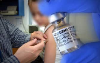 PHOTO COMPOSITION: US approves BioNTech / Pfizer vaccine for children 12 years and older. Vaccination, vaccination, syringe, prick, childhood diseases, pediatrician, practice, doctor's office, doctor, child, examination, medical examination, health, precaution, prevention, illness, prophylaxis, protection, corona vaccination. | usage worldwide